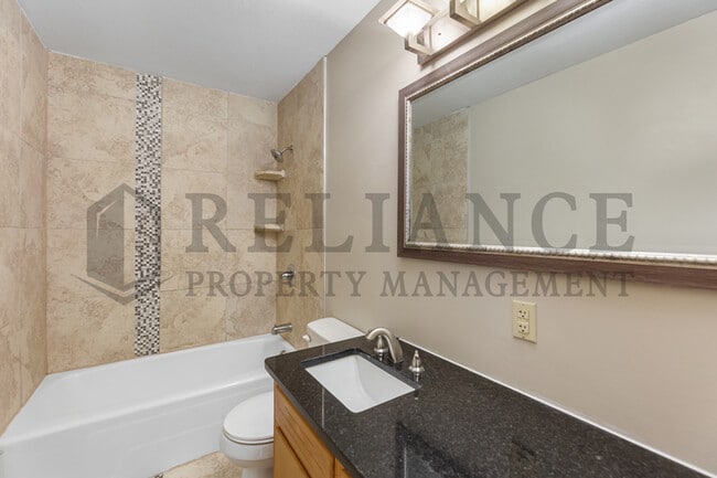 Building Photo - 935 N Valleyview St