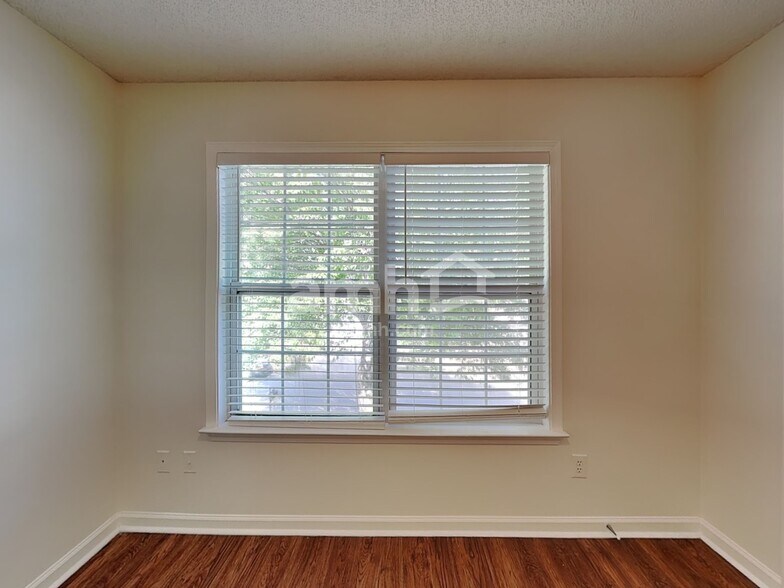 Building Photo - 582 Lullingstone Dr SE