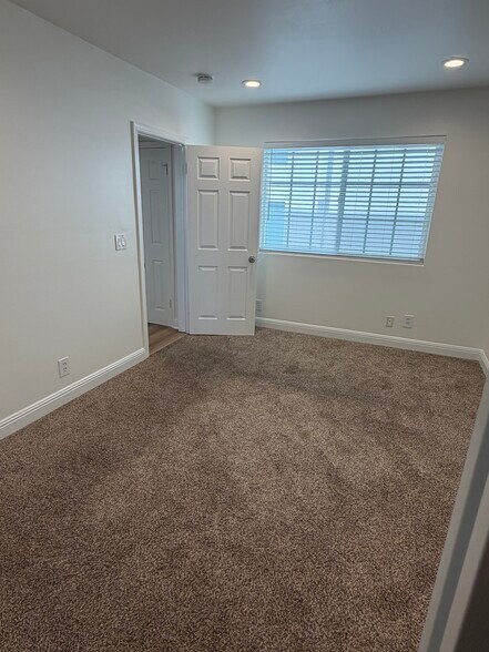 Building Photo - 3111 Bayview Dr