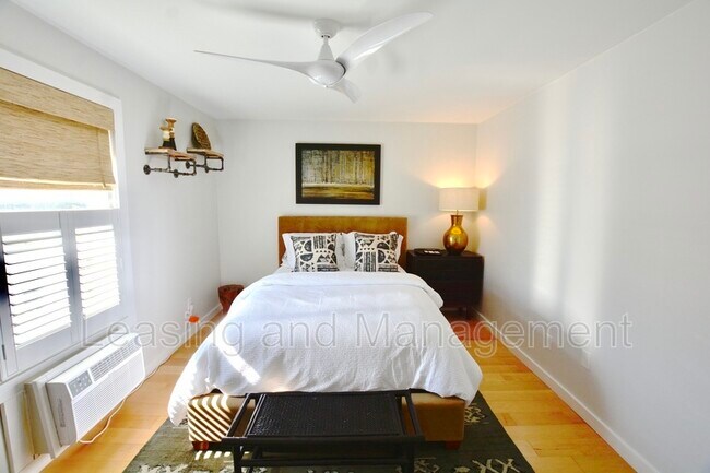 Building Photo - 2057 Middle St