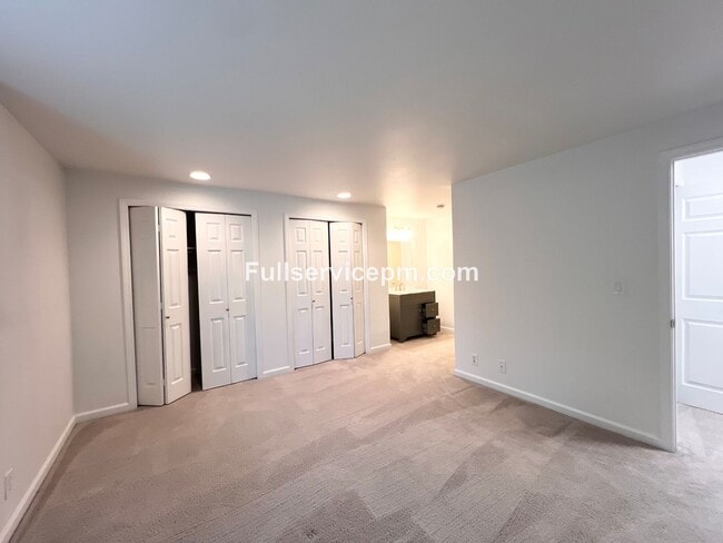 Building Photo - Stylish and Updated Newport Crest Condo