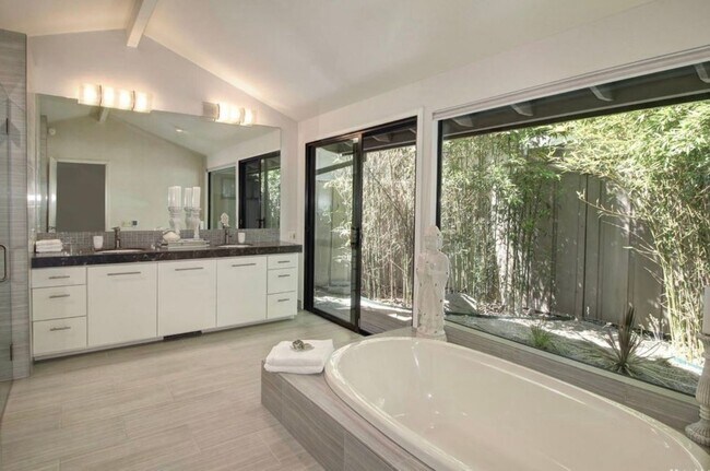 Building Photo - Elegant Fully Renovated 3/3 in Fair Oaks!