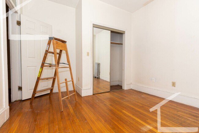 Building Photo - Great deal! 3-bed, 1 Bath in Allston on The B Line; Heat/HW Incl!