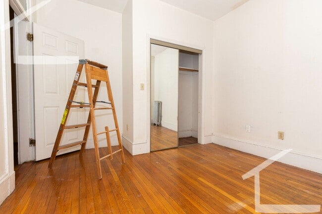 Building Photo - NO FEE!  Perfect Apt for BU Students Near T with Heat and Hot Water Included