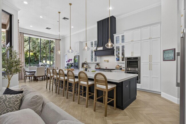 Building Photo - 10336 Trianon Pl