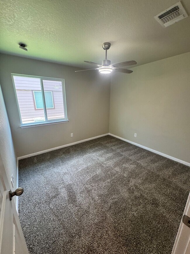 Building Photo - Spacious 4-Bed, 2-Bath Home in Avery Park, Granite, Open Concept & Covered Porch