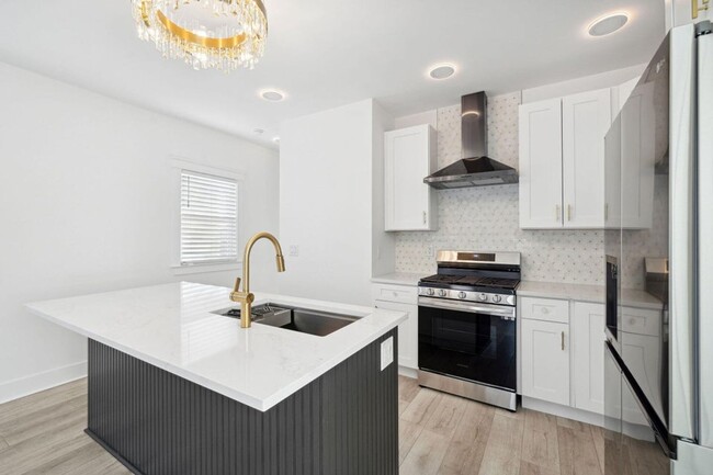 Building Photo - Gorgeous Renovated Downtown Charleston Home