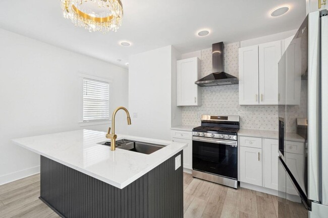 Building Photo - Tastefully Renovated Downtown Charleston Home