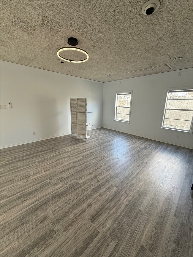 Building Photo - 618 E 16th St