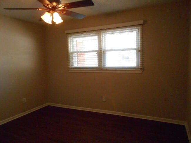 Building Photo - Very well maintained home with great location