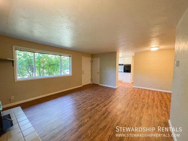 Building Photo - 2110 W 18th Ave