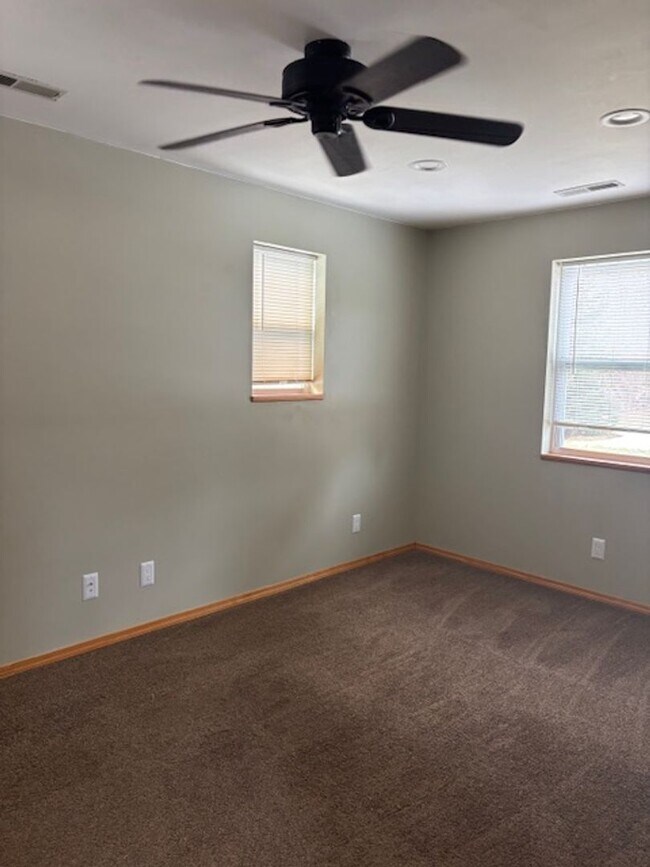 Building Photo - LIVE IN DOWNTOWN HOWELL! 3 BEDROOM HOUSE FOR LEASE