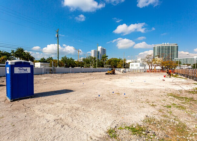 Building Photo - Ten30