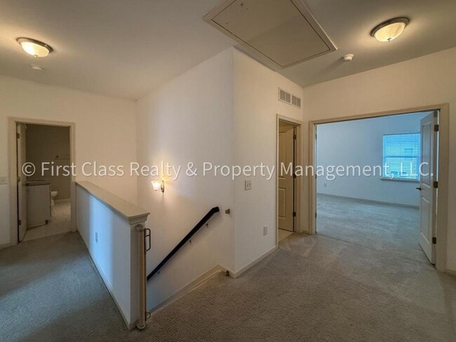 Building Photo - 565 Park View Drive