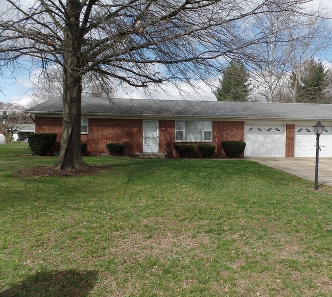 Building Photo - 2 Bedroom Brick Duplex in CeMar Estates Tenant Pays Electric Only!