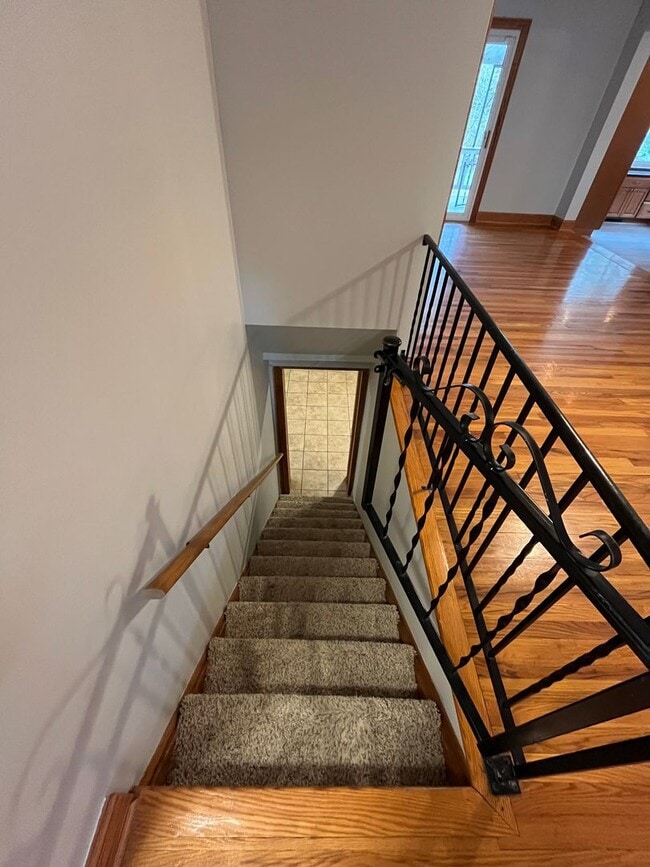 Building Photo - **RIVERFRONT 4-BEDROOM/2-BATH WITH 4-CAR GARAGE, FULL BASEMENT!!**