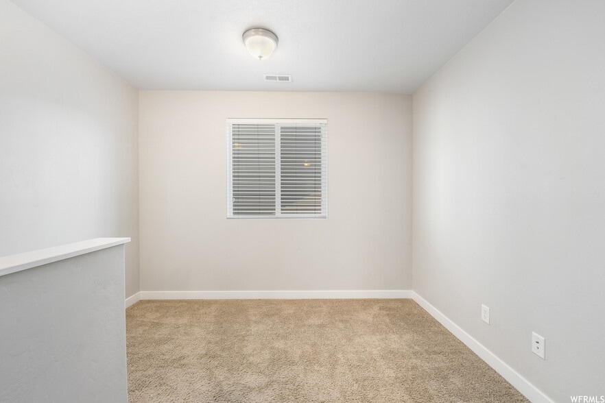 loft at the top of the stairs - 929 W Stonehaven Dr