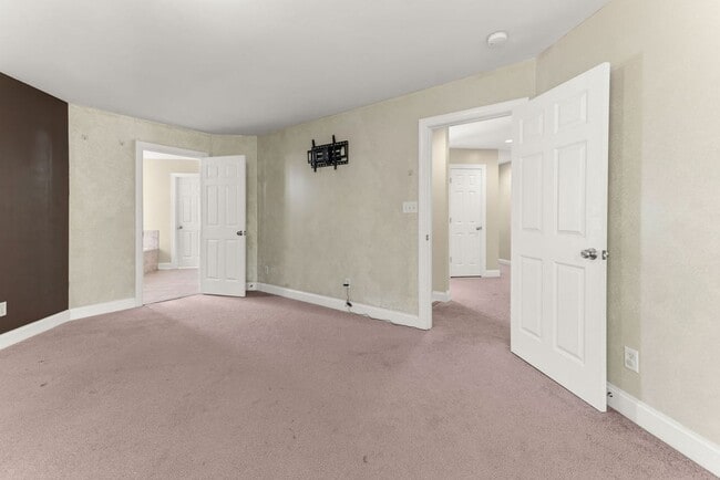 Building Photo - Large home with 5 bedrooms in Brickshire