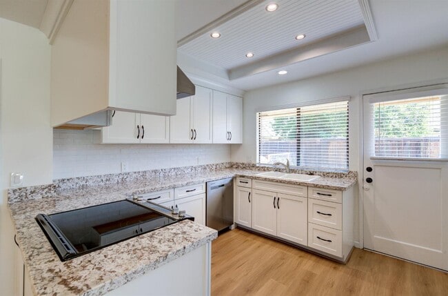 Building Photo - 1067 W Sierra Ave