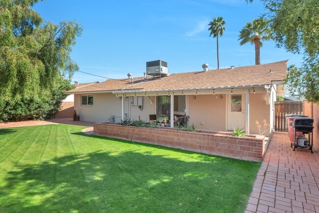 Building Photo - Updated and Spacious 3BED/2BATH Scottsdale Home