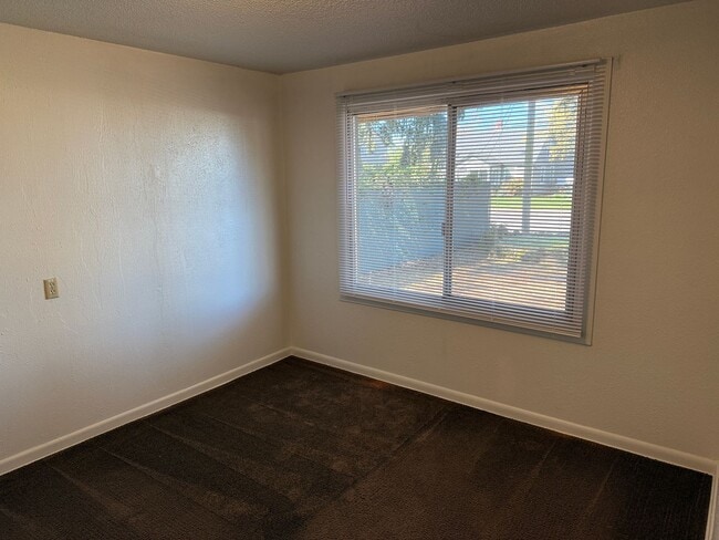 Building Photo - 2 bed, 1 bath house in Springfield