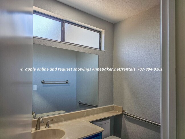 Building Photo - Newly Updated - New Appliances, Flooring, ...