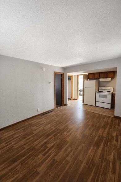 Building Photo - 902 E 5th St