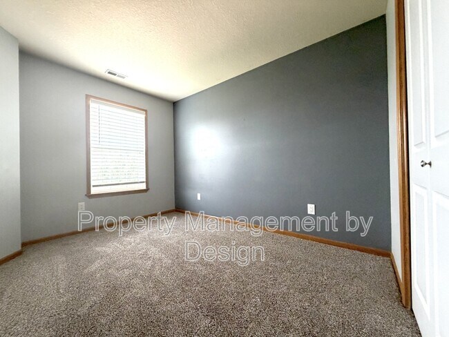 Building Photo - 1005 NE Kamies Ln
