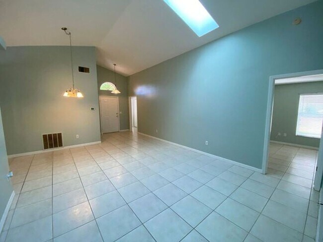 Building Photo - 4 Bedroom 2 Bath home in Winter Springs for RENT!