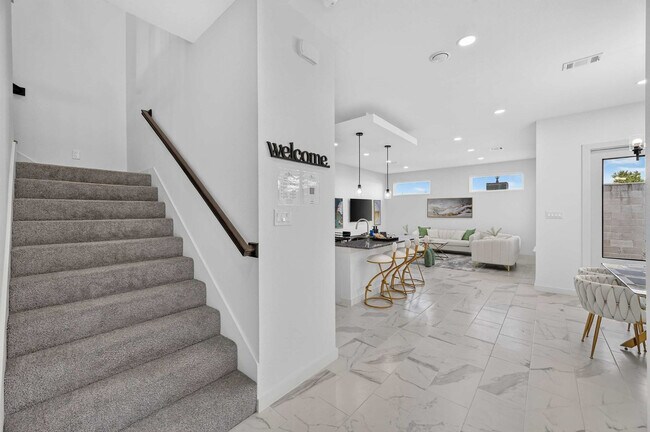 Building Photo - 2926 El Fenice Ln