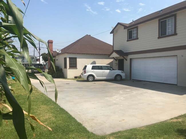 Primary Photo - 114 W B St