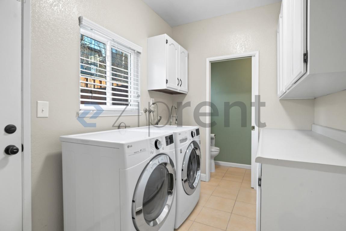 Building Photo - Unit