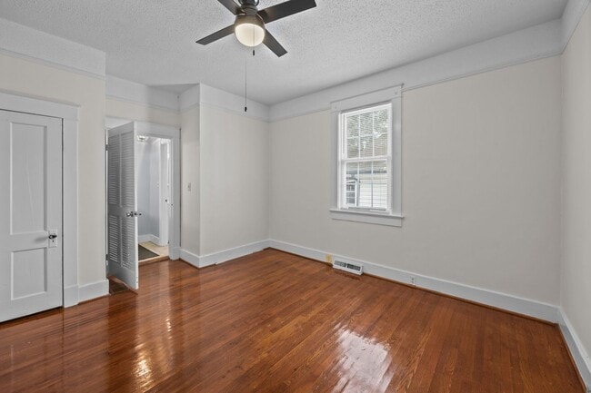 Building Photo - Incredibly Well Maintained & Beautiful Hom...