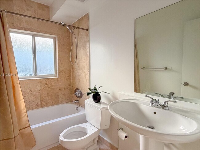 Building Photo - 10101 W Bay Harbor Dr