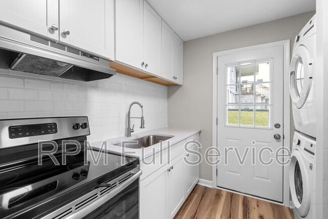 Building Photo - 895a W Sharpe Ave