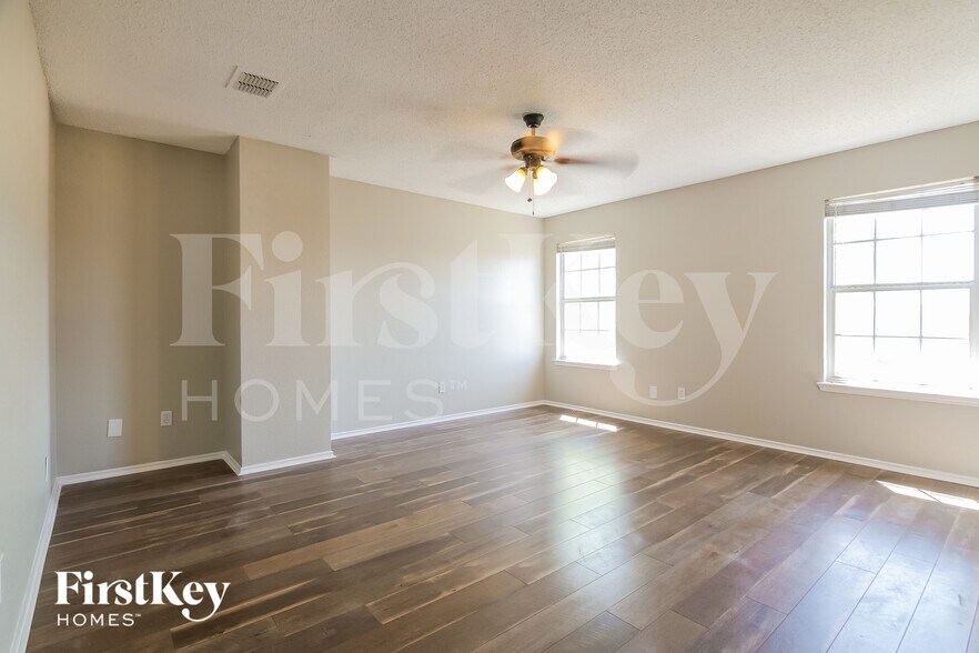 Building Photo - 916 Simi Dr