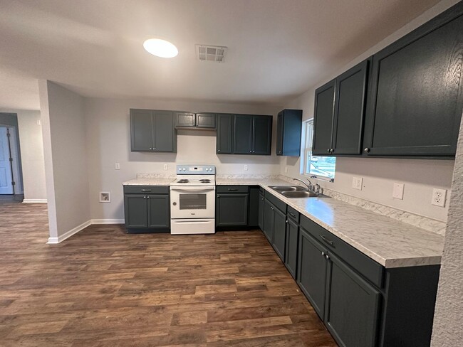 Building Photo - Remodeled 3/1!