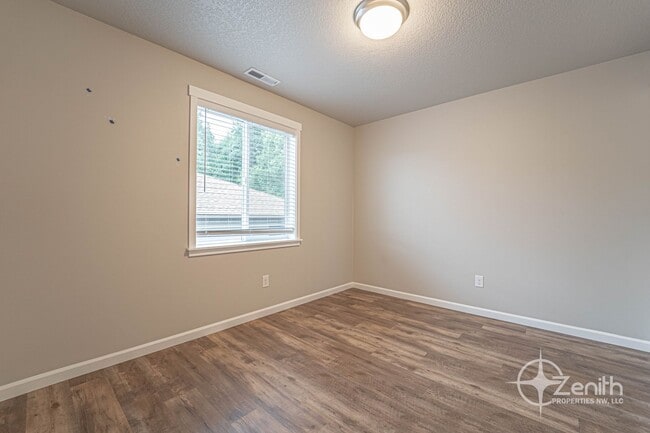 Building Photo - 3 Bedroom Mt. Vista Townhouse! Modern Fini...