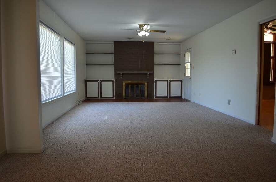 Building Photo - 8074 Rolling Hills Dr