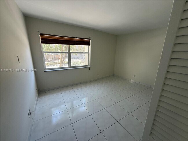 Building Photo - 401 Golden Isles Dr