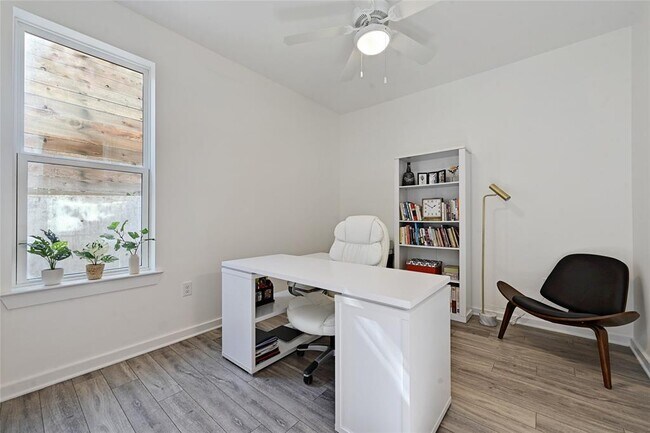 Building Photo - 2804 S 1st St