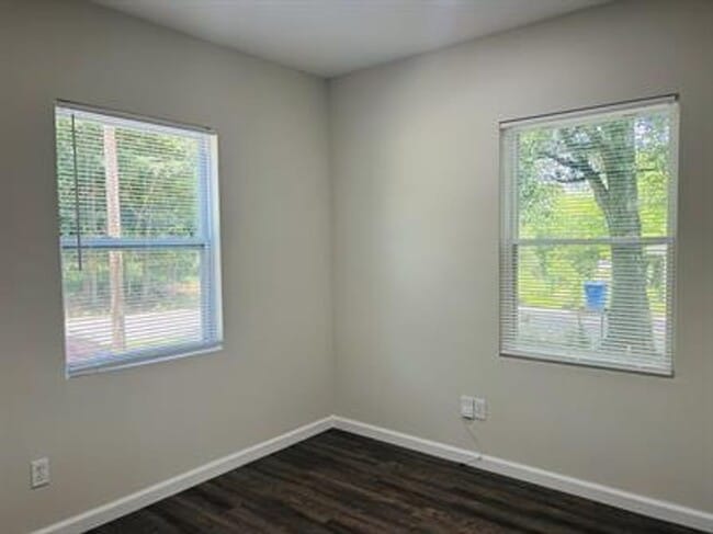 Building Photo - 2/1 Available Now Conveniently Located In ...