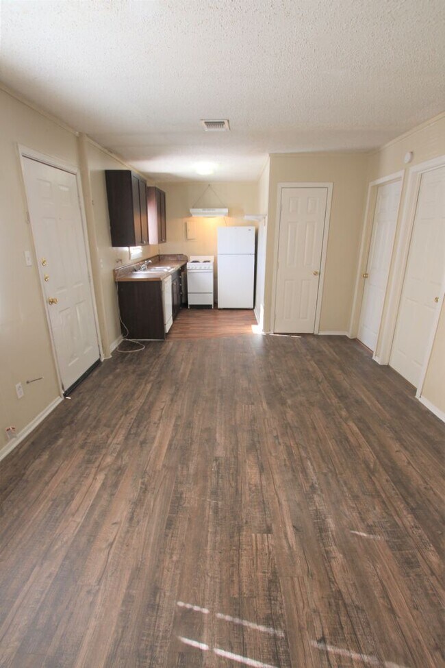 Building Photo - Coming Soon: 2 Bedroom, 1 Bath (Plus Bonus...