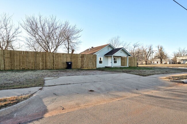 Building Photo - Cute 2BD/1BTH Home in the Heart of OKC Near OU Medical Center