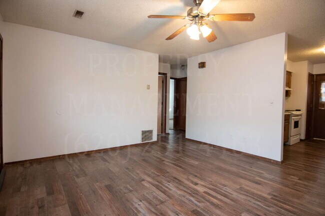 Building Photo - Charming 2-Bedroom Apartment