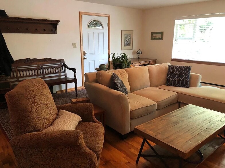 Building Photo - 1002 N 5th St