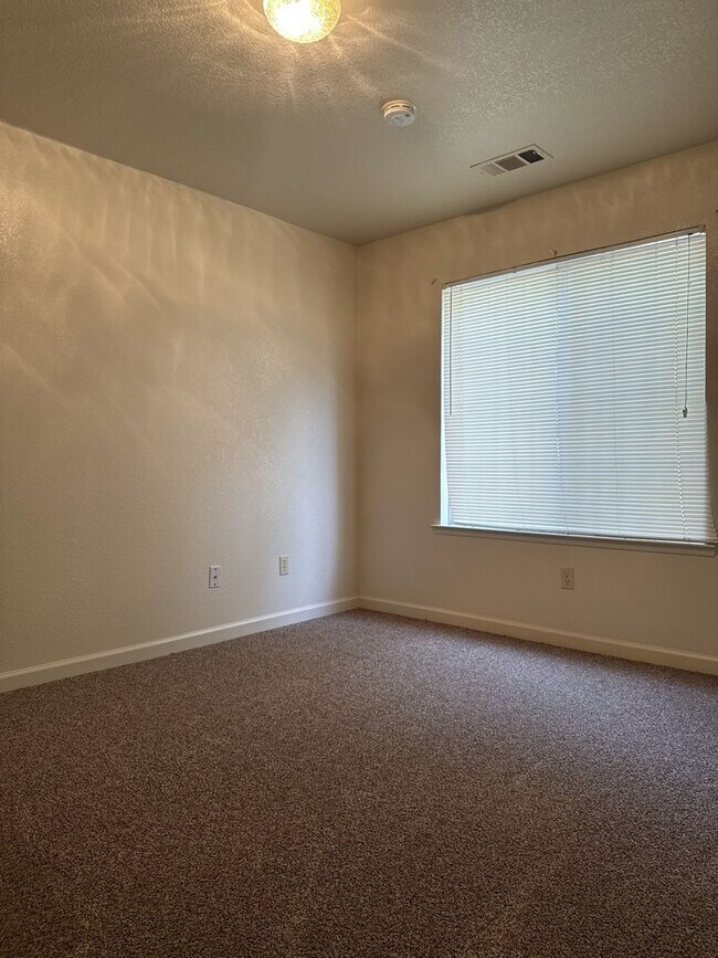 Building Photo - Adorbs 3/2 available NOW!!!