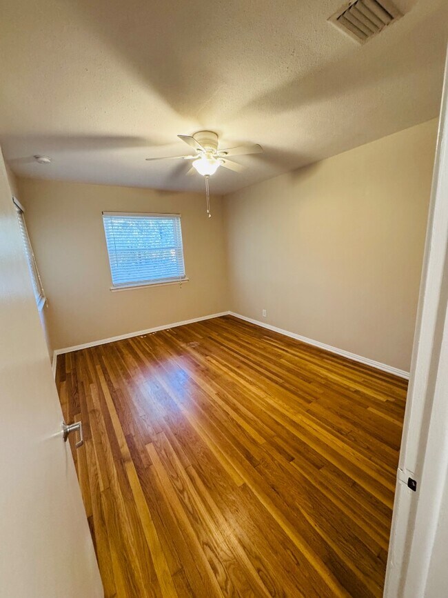 Building Photo - 1234 Belmont Terrace