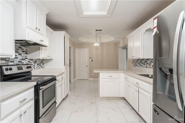 Building Photo - 25 Oriole Ave