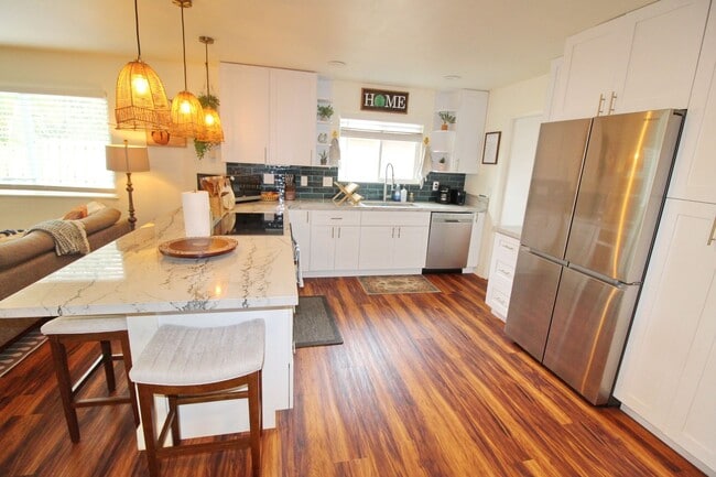 Building Photo - Stand-alone, Remodeled, Tastefully Furnished and Decorated 3Bed/2Bath Home in Southpointe with a ...